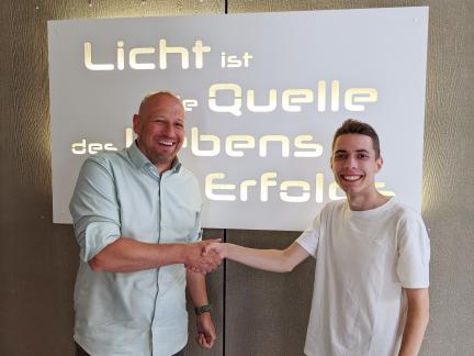 Andreas Lux verabschiedet Tristan Henke nach erfolgreicher Ausbildung zum Groß- und Außenhandelskaufmann.