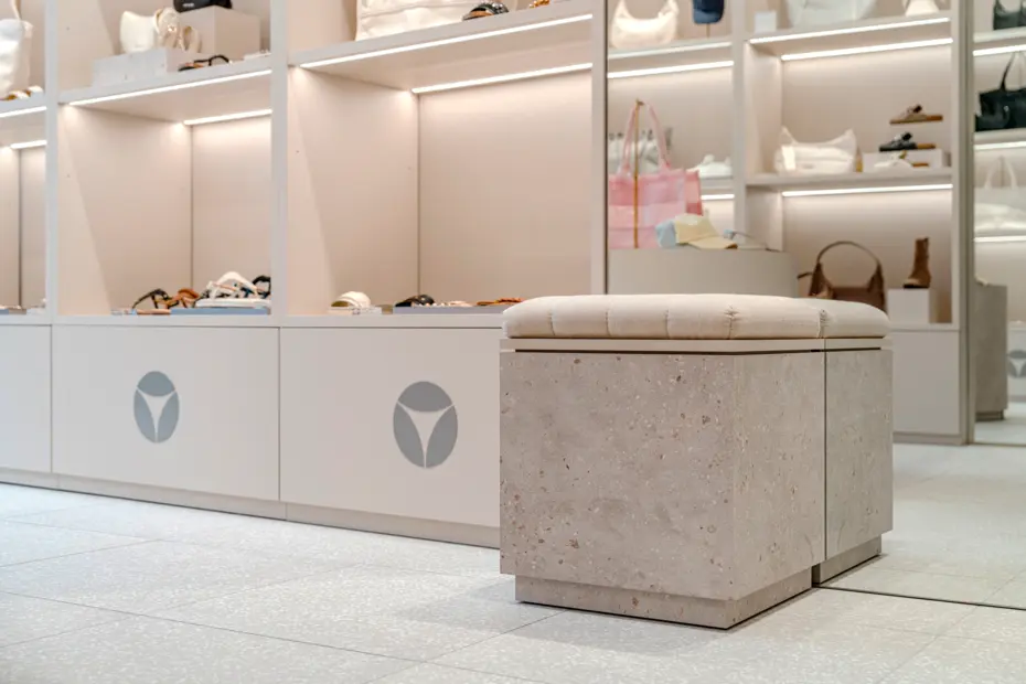 Integrierte LED-Beleuchtung von DWD Concepts betont natürliche Farbtöne des Interiors und sorgt für stimmige Atmosphäre im Raum.