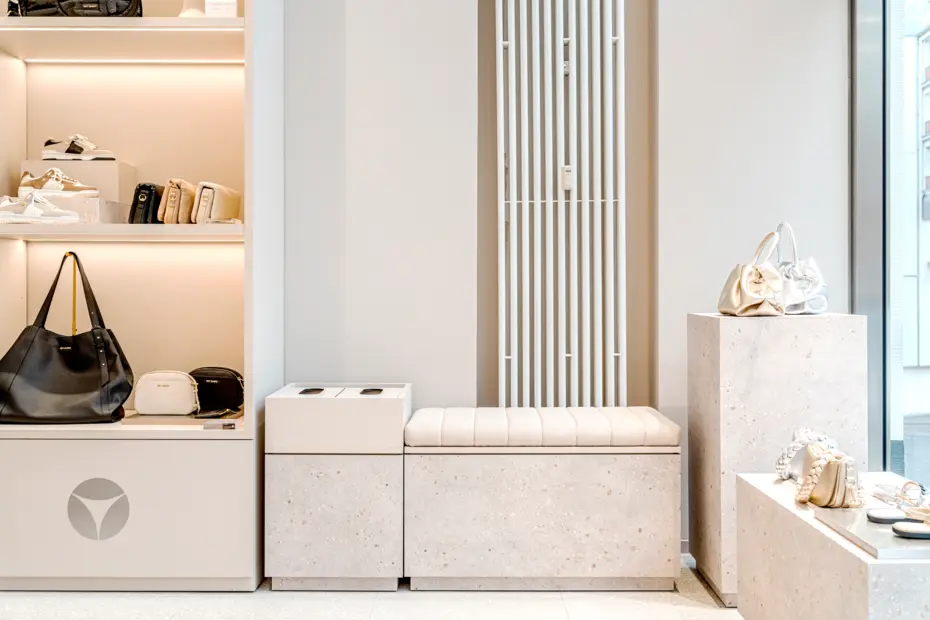 Harmonisches Farbambiente mit integrierter LED-Beleuchtung von DWD Concepts – hochwertige Lichttechnik für stimmige Atmosphäre und Produktinszenierung.