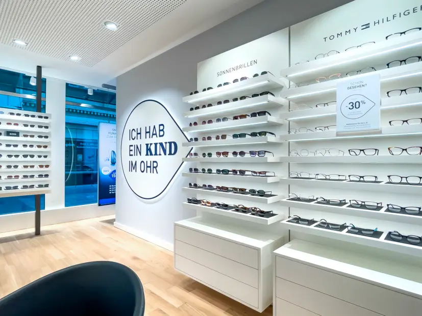 Innenaufnahme der Kind Filiale Braunschweig-Zentrum mit beleuchteten Brillenregalen und moderner LED-Beleuchtung