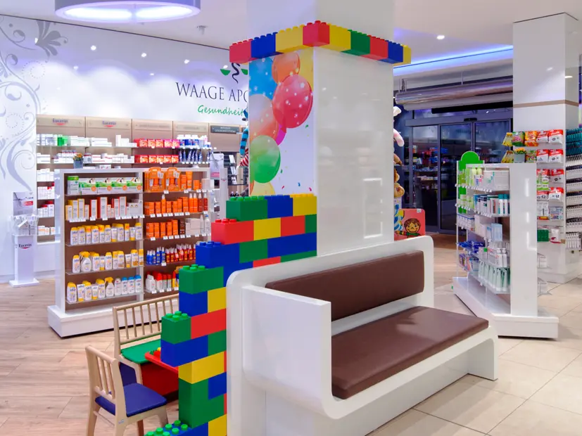 Deckenbeleuchtung in der Waage Apotheke mit integrierten LED-Lichtleisten