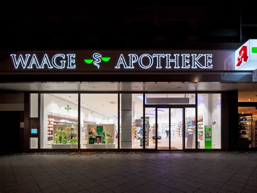 Außenansicht der Waage Apotheke bei Abendbeleuchtung mit LED-Systemen von DWD Concepts