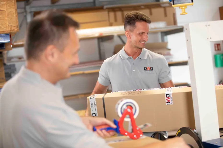 DWD Concepts Mitarbeiter aus dem Versand bei der Arbeit im Lagerbereich, beim Verpacken und Versenden von Produkten.