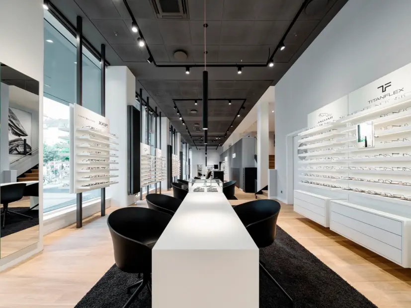 Innenaufnahme der Kind Filiale Hamburg – modernes Ladenkonzept mit LED-Beleuchtung und klarer Raumgestaltung