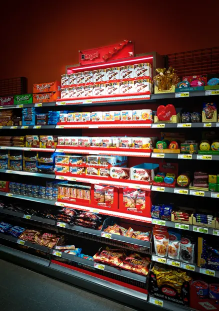 Beleuchtete Süßwarenregale bei EDEKA Göbel mit LED-Lichtsystem von DWD Concepts