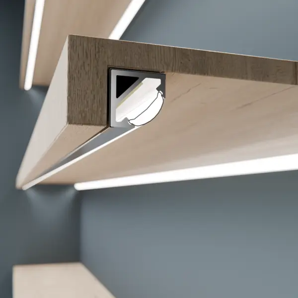 Eckprofilleuchte TITA S montiert am vorderen Regalfachboden – präzise LED-Beleuchtung von DWD Concepts