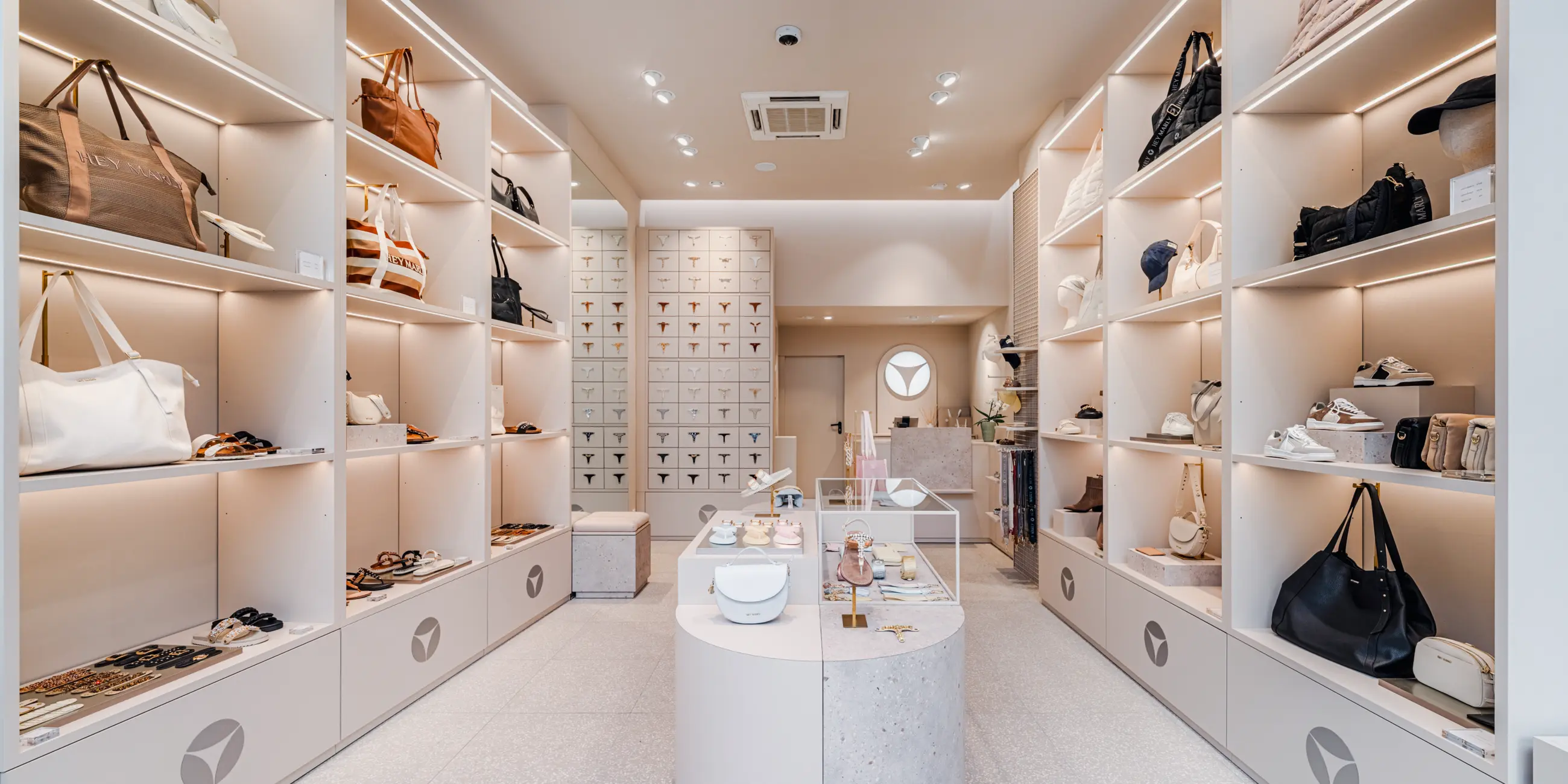 Innenansicht des Hey Marly Fashion Stores – moderne Boutique mit stilvoller LED-Beleuchtung und eleganter Modepräsentation
