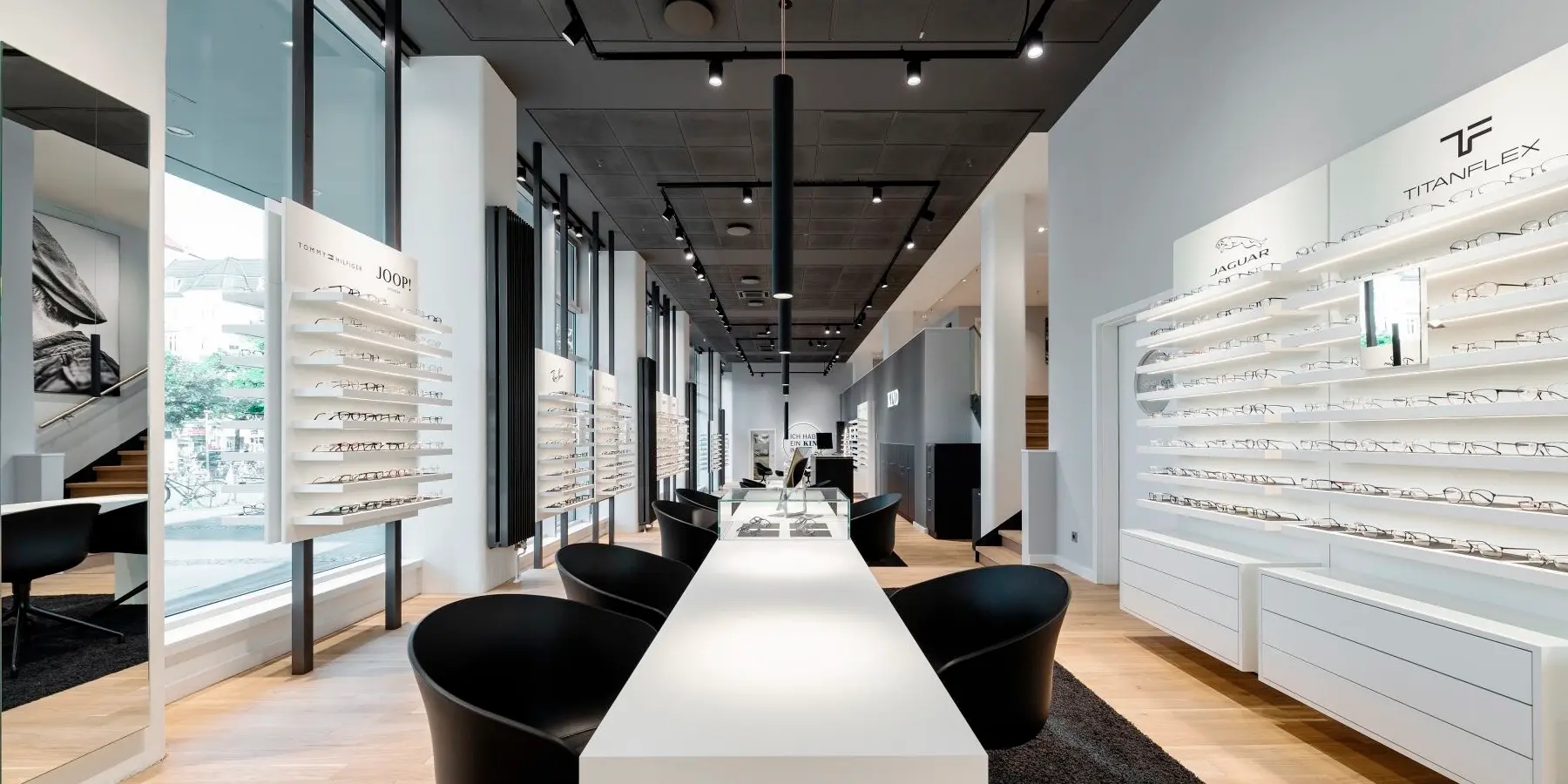 Innenaufnahme der Kind Filiale Hamburg – modernes Ladenkonzept mit LED-Beleuchtung und klarer Raumgestaltung