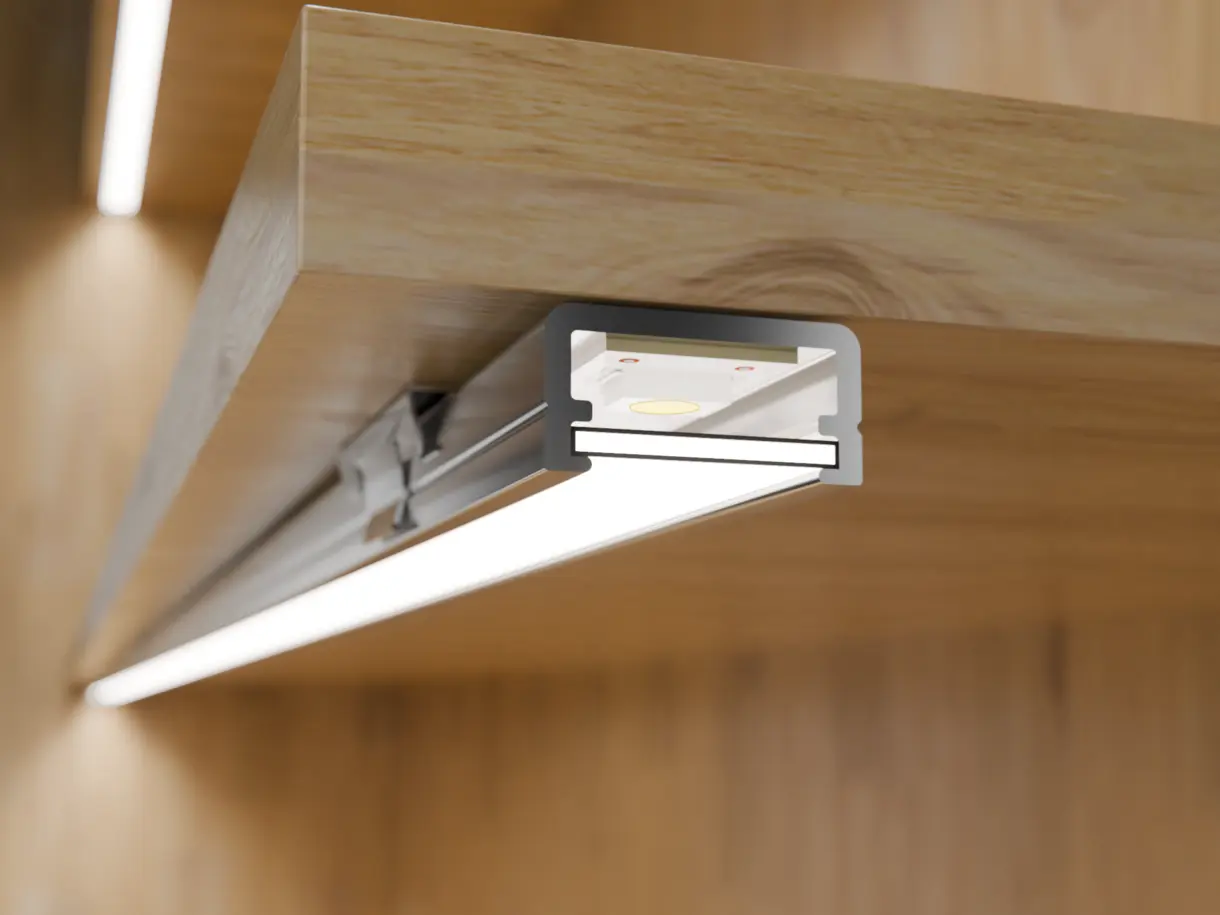 LED-Lichtleiste TAURI in Unterbaumontage am Holzfachboden – effiziente Beleuchtungslösung von DWD Concepts