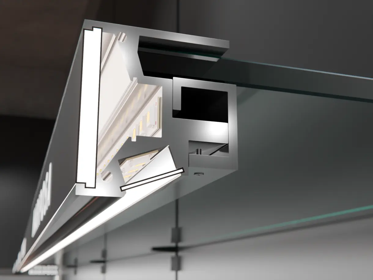 Montagesituation der LED-Lichtleiste G610 am Glasfachboden einer Parfümerie – hochwertige Produktbeleuchtung von DWD Concepts