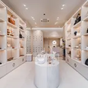 Innenansicht des Hey Marly Fashion Stores – moderne Boutique mit stilvoller LED-Beleuchtung und eleganter Modepräsentation